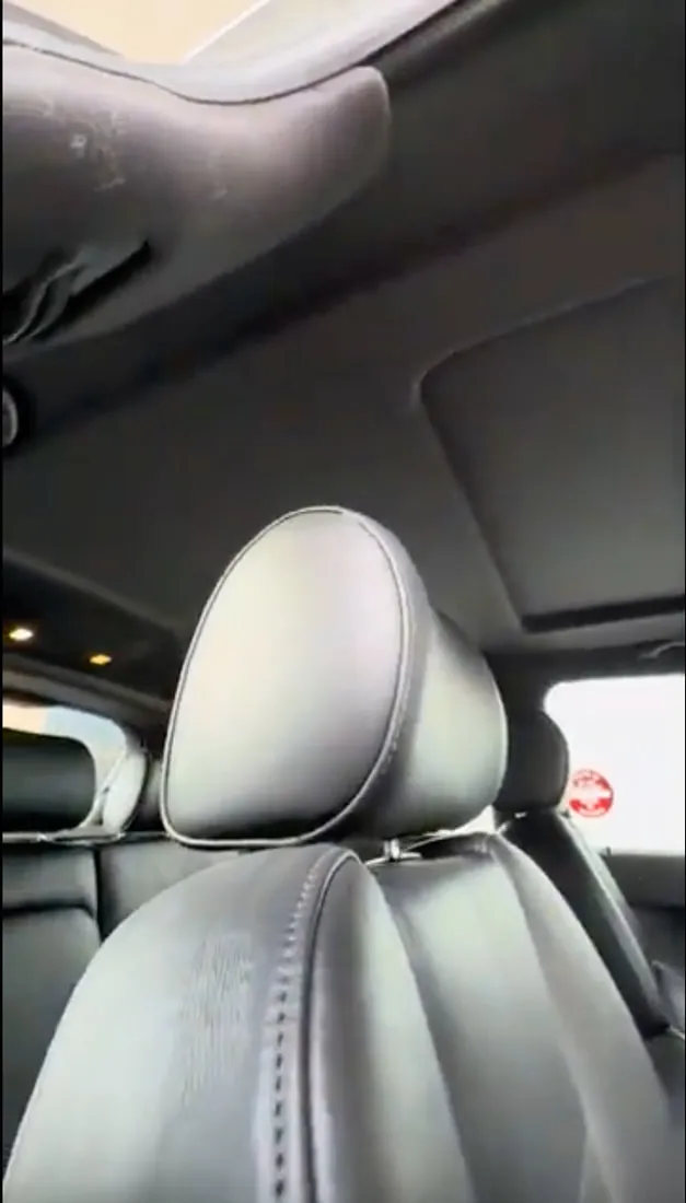 Intérieur d’Audi S3 8L après restauration, sièges en cuir noir et ciel de toit refait avec toit ouvrant