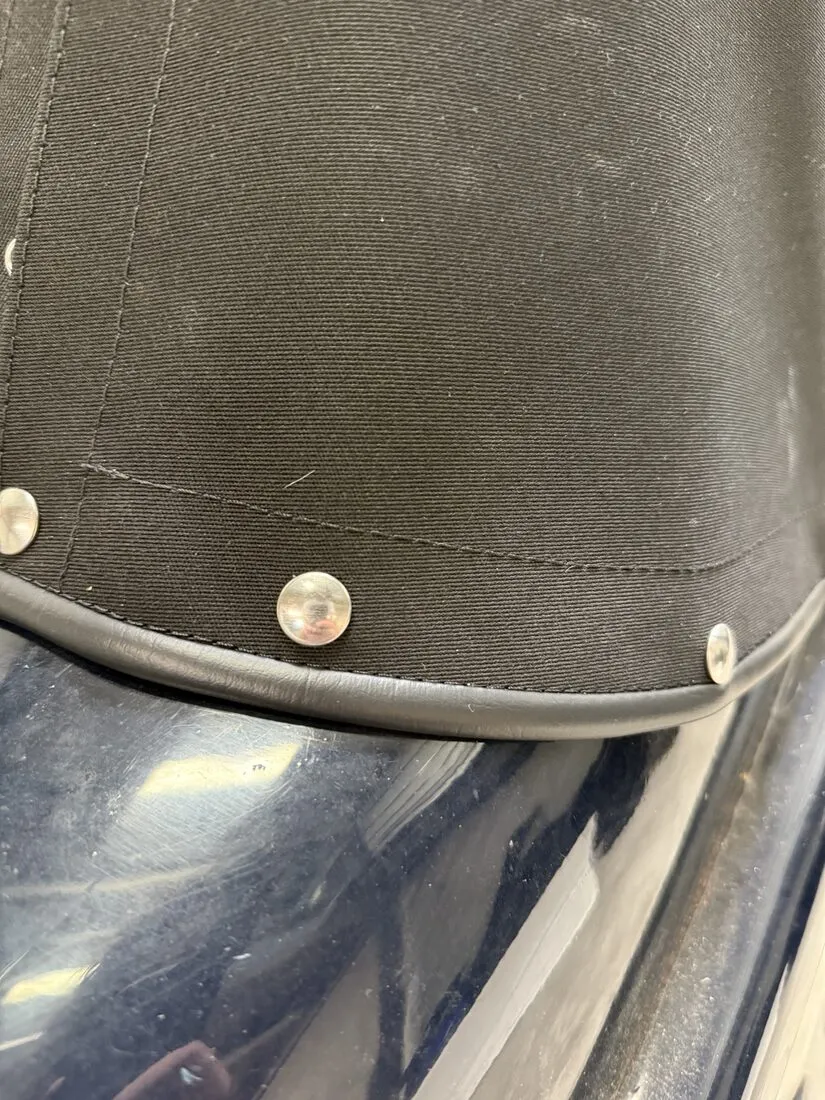 Capote en alpaga posée sur une Hotchkiss d’avant-guerre, détail de la couture et du bouton de fixation