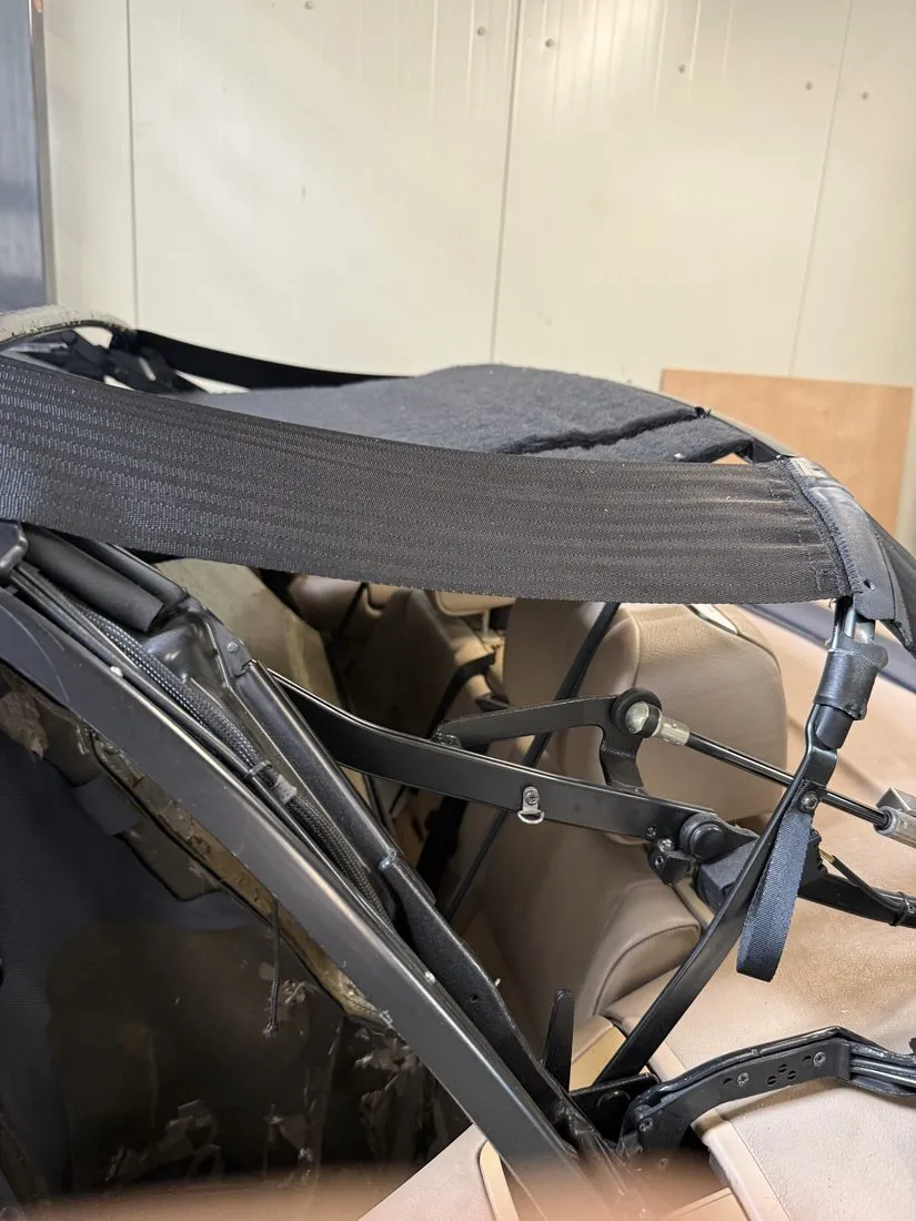 Armature de capote de BMW E46 posée sur l’établi pendant le chantier