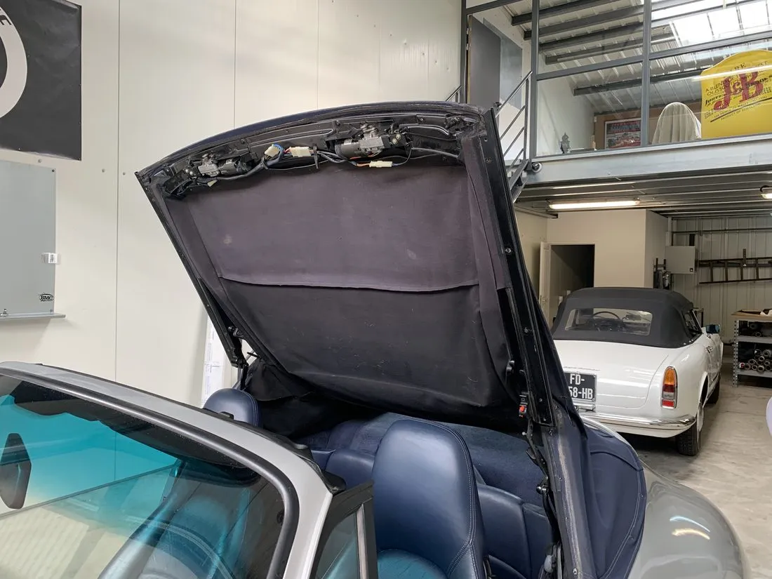 Armature et sangles de la capote d’une Porsche 993 pendant le chantier