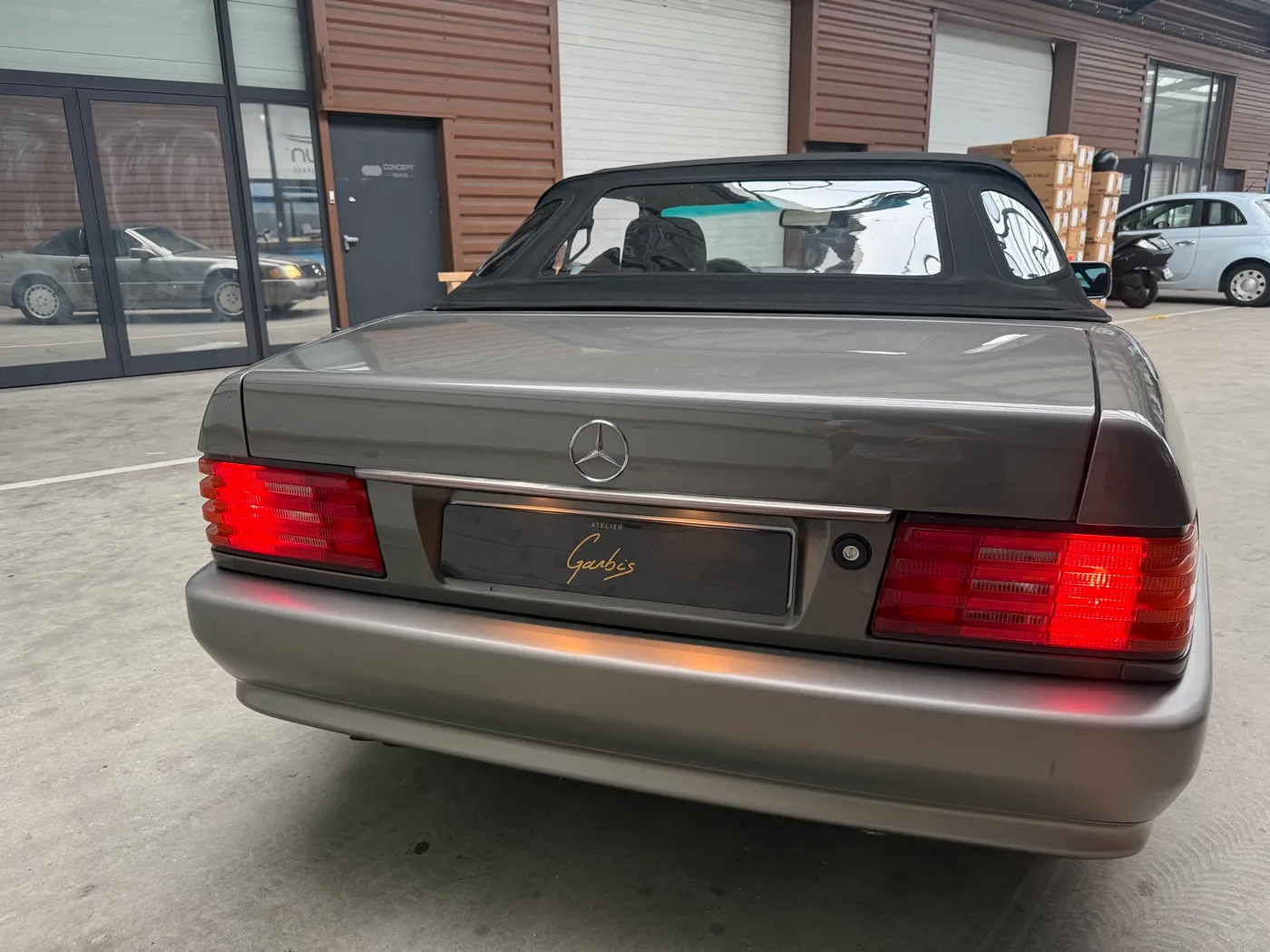 Mercedes SL vue de l’arrière, capote noire fermée, lunette arrière parfaitement transparente