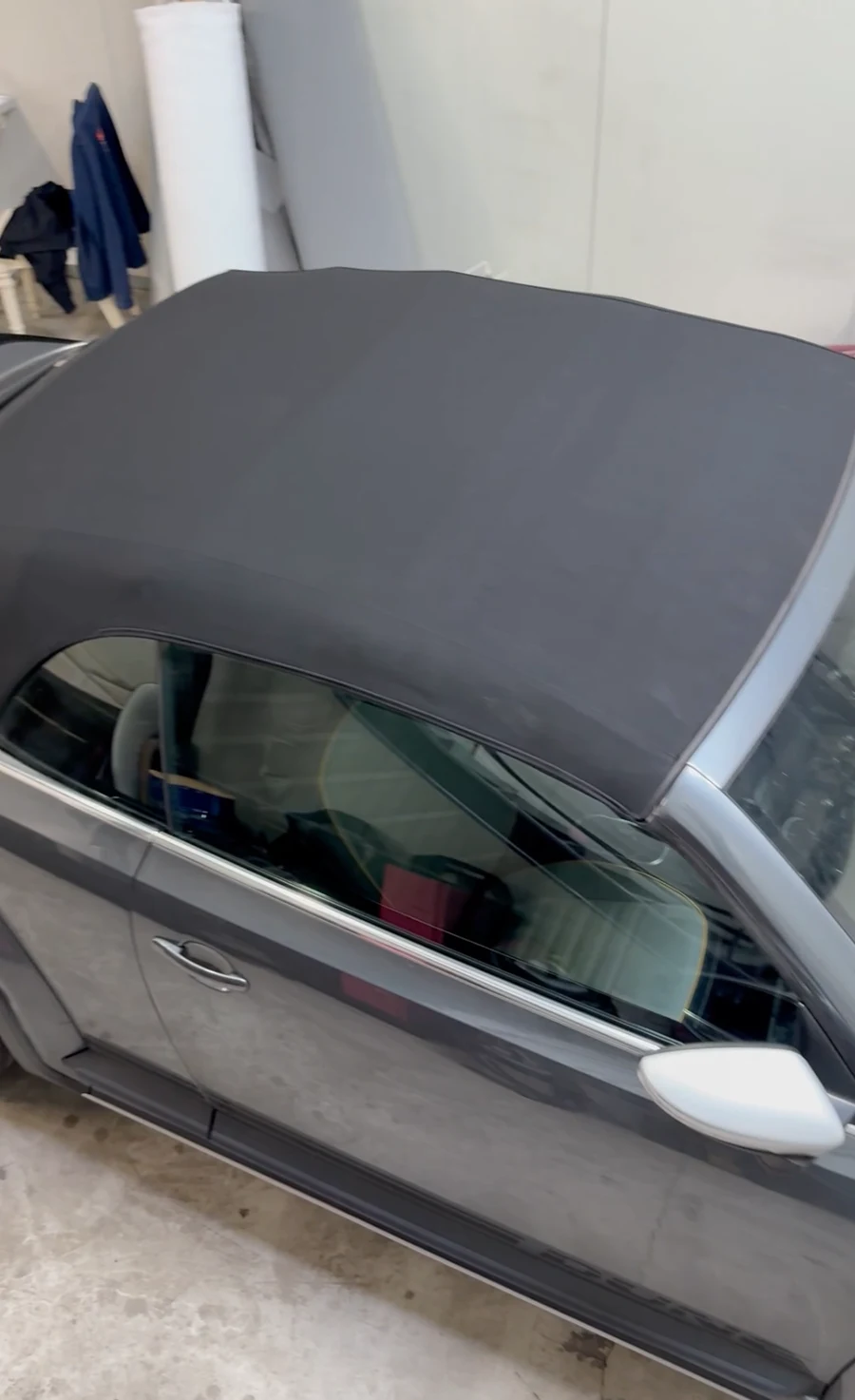 Capote neuve tendue sur la Coccinelle cabriolet grise après le chantier